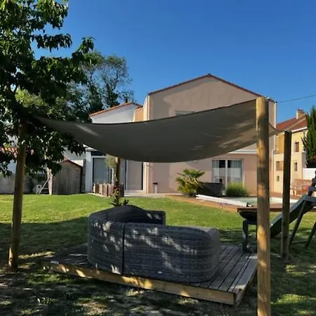 Дом отдыха Maison Familiale 4 Avec Jardin Et Piscine Saint-Aignan-Grand-Lieu